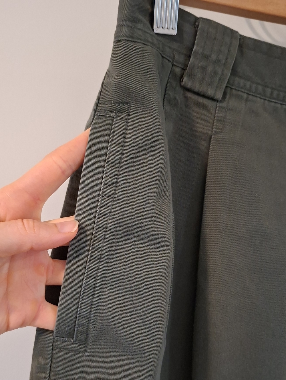 Vintage 90's Ultra High-rise Pleated Khaki "Mom" Bermuda Shorts (Size S/US 27) - Picture 2 of 7
